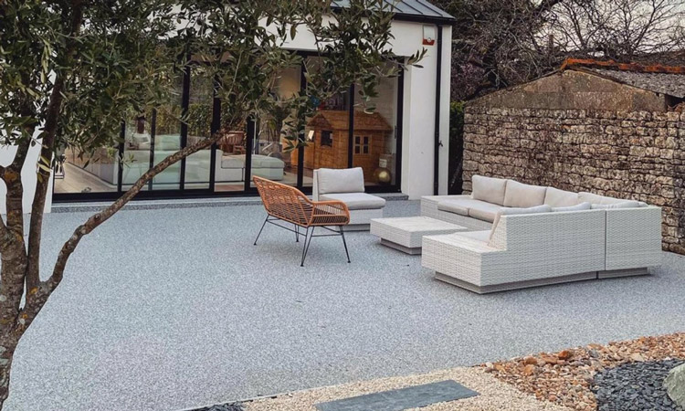 Terrasse en granulat gris clair