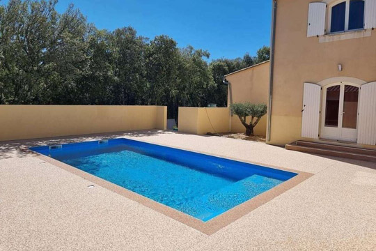 Plage de piscine en granulat de marbre 01
